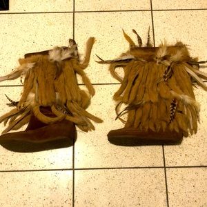 Native American boots all feathers size 6 good condition